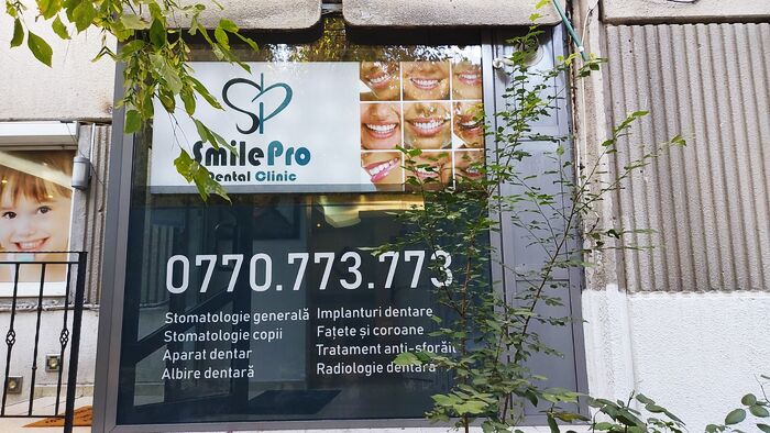 casetă luminoasă după decuparea autocolantului