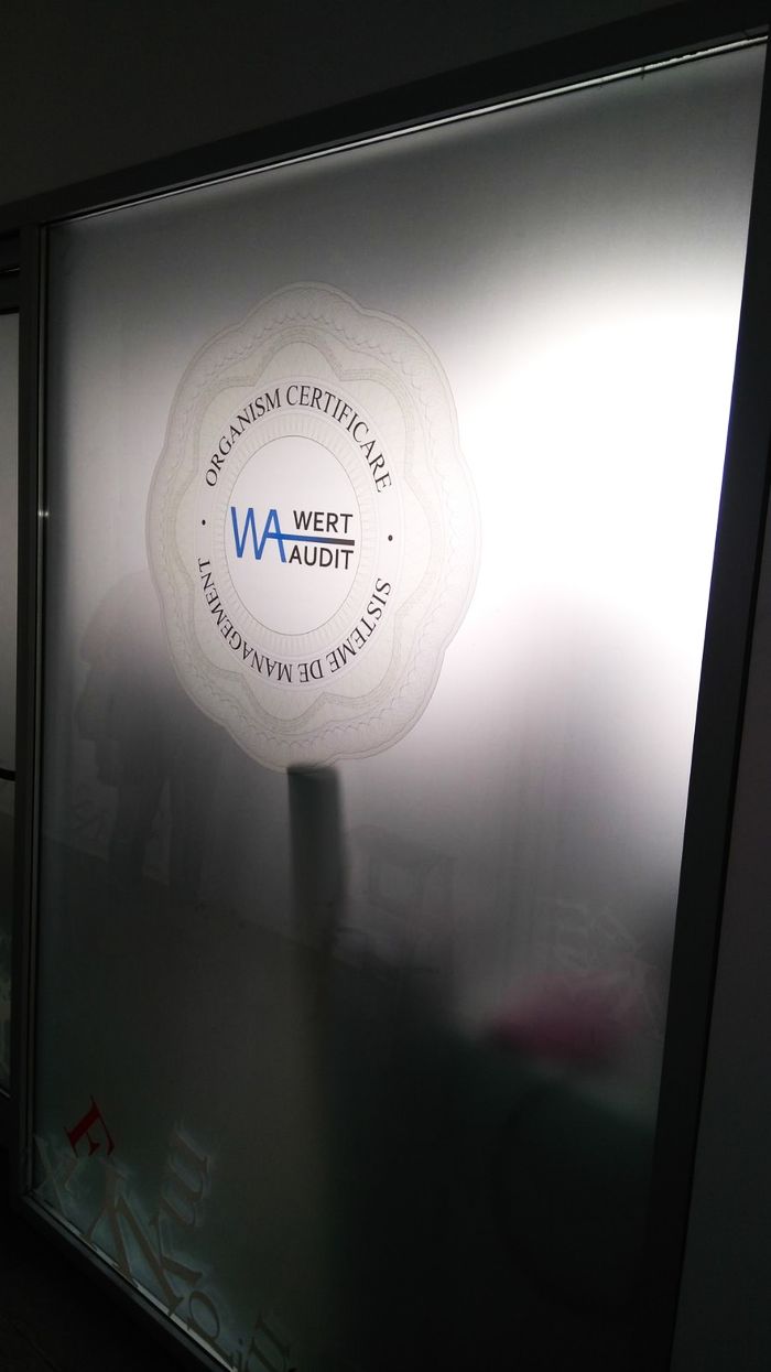 sablare combinată cu autocolant transparent printat
