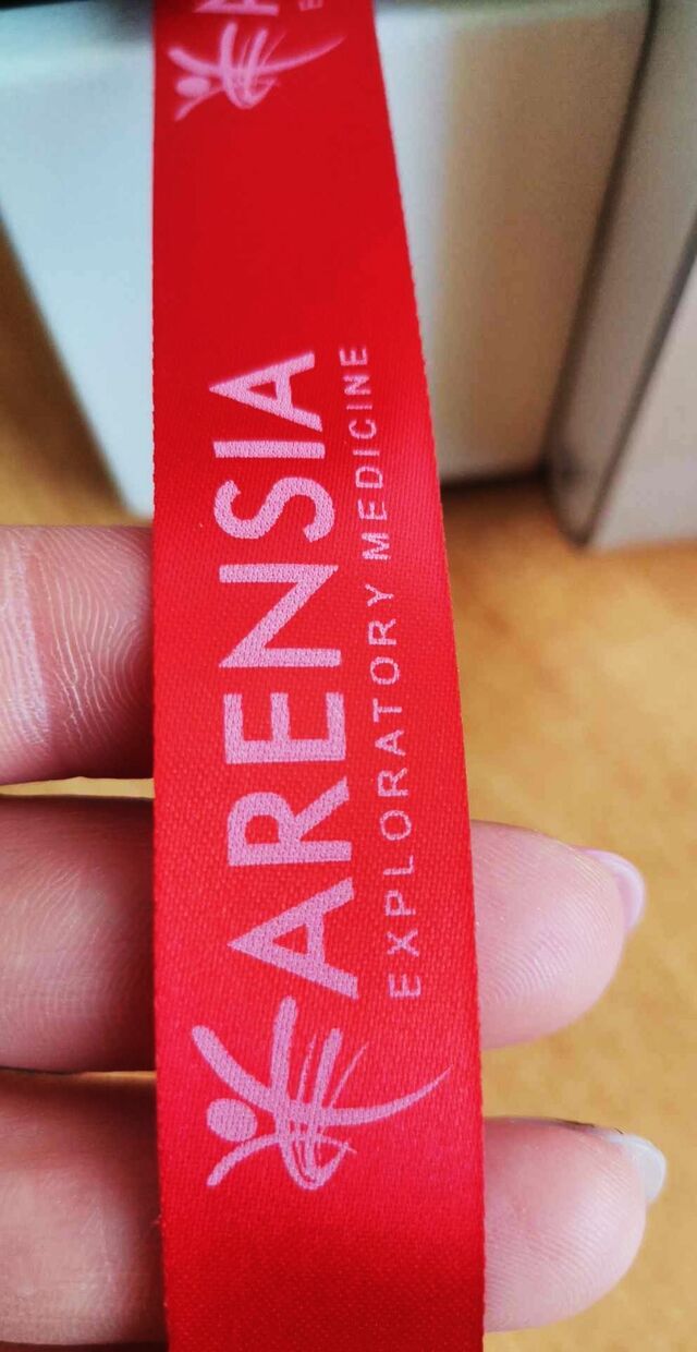 alb pe material roșu