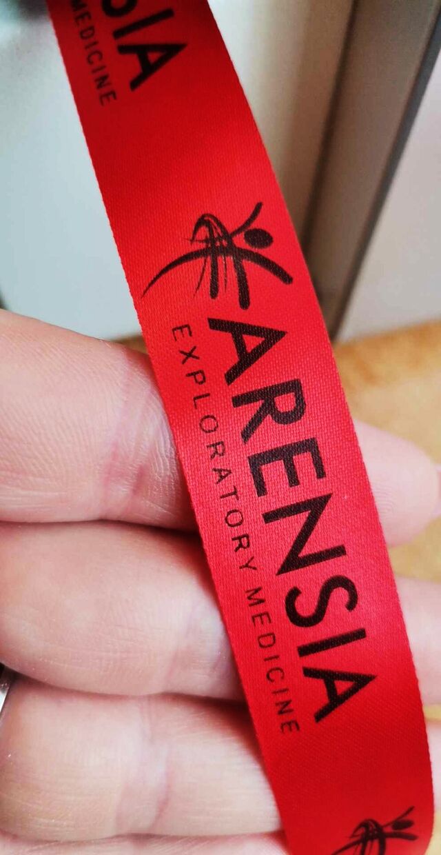 negru pe material roșu