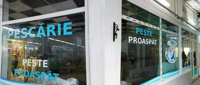Vitrina colantată a pescăriei